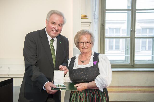 Für ihre unermüdliche Tätigkeit an Schulen erhielt sie 2016 das Goldene Ehrenzeichen des Landes Steiermark sowie auch das Goldene Verdienstzeichen der Republik Österreich.
Foto © steiermark.at/Fischer