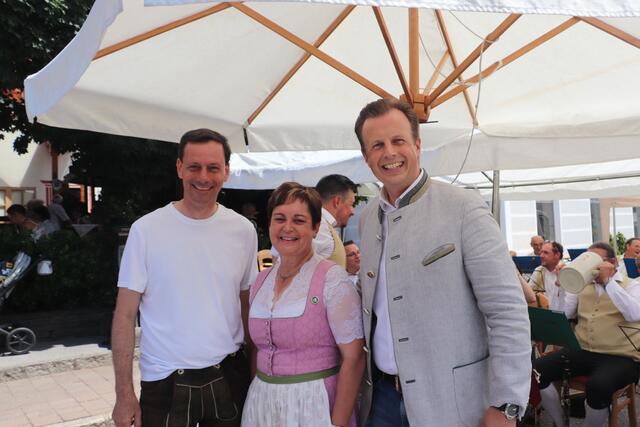 Ein schnelles Foto mit Bgm. Waltraud Walch und LR Karlheinz Kornhäusl (re), dann war NAbg. Vzbgm. Ernst Gödl wieder im Einsatz als Kellner beim ÖVP-Gastrostand | Foto: Edith Ertl