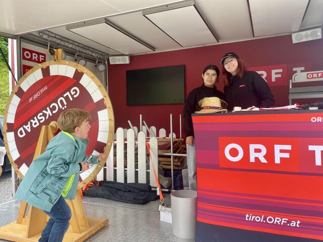 Die Besucher probierten ihr Glück beim Glücksrad von Radio Tirol.  | Foto: Mair