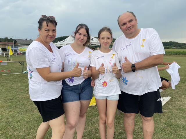 Eine familiäre Angelegenheit: Sandra, Hannah, Eva und Thomas Kloiber aus Deutsch Minihof nahmen an der ersten Dorfolympiade in Wallendorf teil.  | Foto: Elisabeth Kloiber