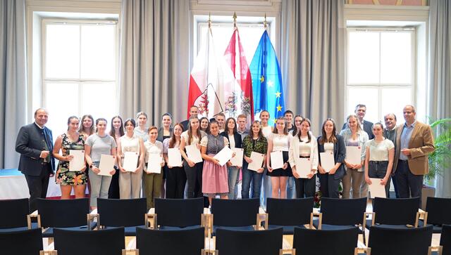 Insgesamt 27 TeilnehmerInnen absolvierten mit Bravour die einwöchige Summer School VetINNSights. 24 Anwesende wurden von LHStv Josef Geisler und Prof. Lorenz Kohl (letzte Reihe Mitte) mit Dekreten ausgezeichnet. | Foto: © Land Tirol/Hörmann