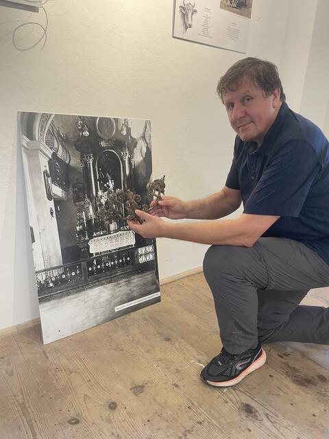 Archäologe Hubert Ilsinger von der Universität Innsbruck mit einem ausgegrabenen apostolischen Licht vor einem Foto der zerstörten Burgkapelle. | Foto: Mair