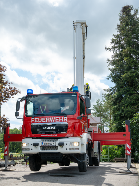 Rettung des Jungstorches © Bernhard Rosenberger