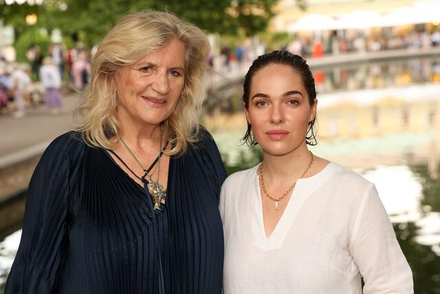 Schwimmender Salon: Angelika Hager und Verena Altenberger  | Foto: thermalbad vöslau