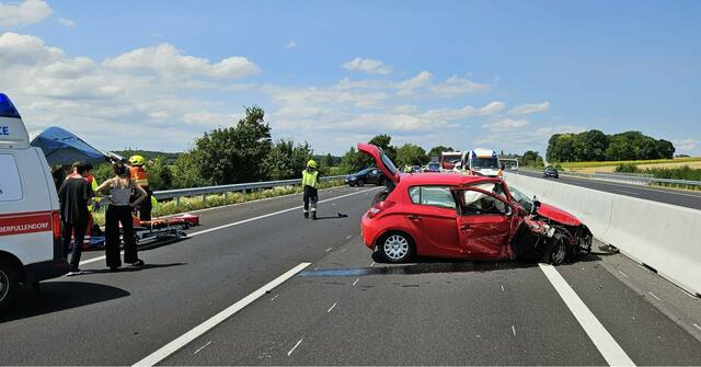 Nach einem Auffahrunfall zwischen einem auf dem Pannenstreifen stehenden Fahrzeug und einem vorbeifahrenden PKW glich die Autobahn über ca. 100 Meter einem Trümmerfeld  | Foto: FF Neufeld