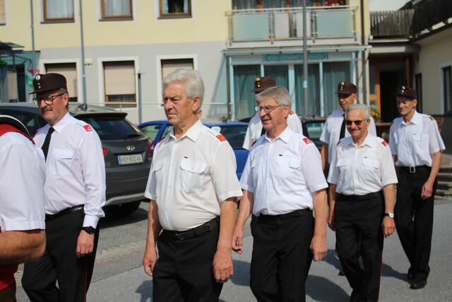 Einige Feuerwehrkammeraden nahmen auch bei dem Kirchgang teil. | Foto: Patrick Marcher, FF-Kainach