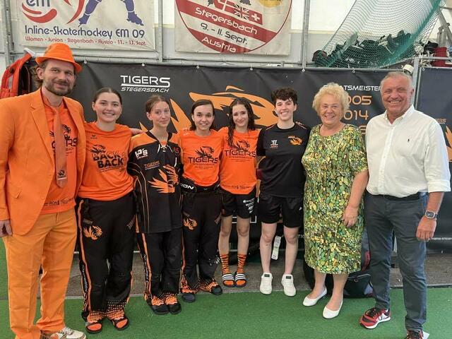 Landtagsabgeordnete Verena Dunst (2.v.r.) gratulierte den Tigers-Damen trotz Finalturnier-Niederlage zu einer sehr guten Saison.  | Foto: Dunst