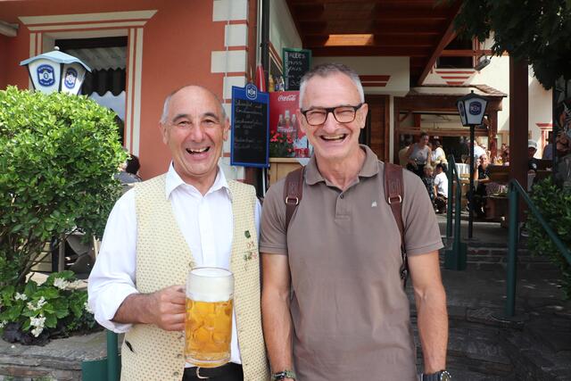 Der Obmann der Trachtenkapelle Dobl Josef Kainz (li) bedankte sich bei SeneCura-Chef Bernd Kastenhuber, der eine Runde für die Musiker ausgab.  | Foto: Edith Ertl