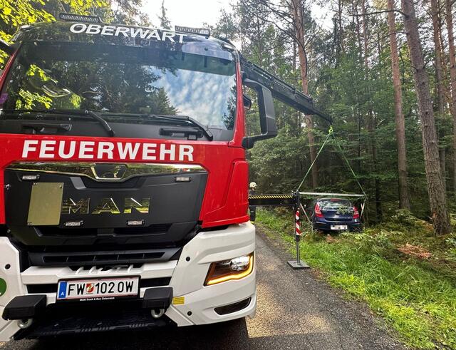 Die Stadtfeuerwehr Oberwart barg einen Pkw, der gegen einen Baum krachte. | Foto: Stadtfeuerwehr Oberwart