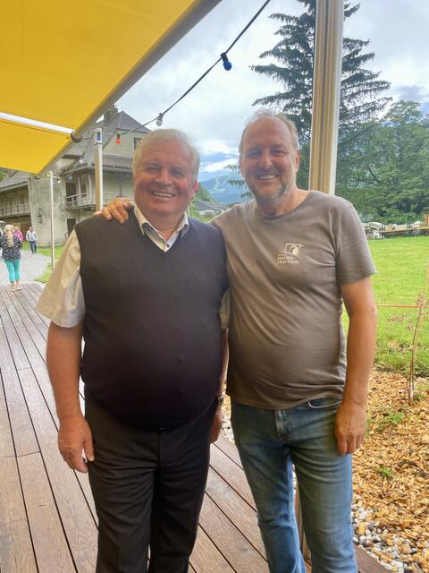 Die beiden Altbürgermeister Alfons Rastner und Paul Hauser verbinden viele Erinnerungen mit der Burg Trautson.  | Foto: Mair