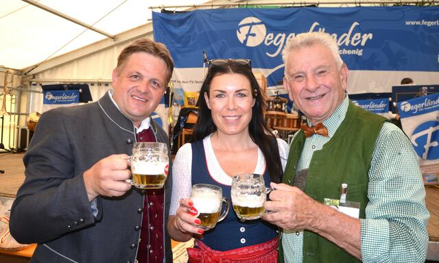 Sabine Huber, Regionalmedien, mit Bgm. Gerhard Altziebler und Holzstraßen-Kirchtag-Vater Günter Sonnleitner