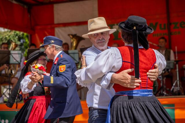 Die Besucher tanzten zu der stimmungsvollen Musik der "Agner Blos" aus dem oberen Gailtal | Foto: Andreas Lutche