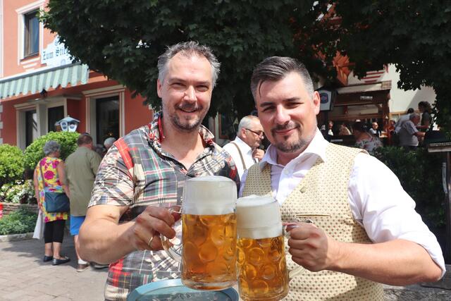 Stiegenwirt Horst Baumann und Kapellmeister Florian Mayer stoßen auf den Dobler Kirta und den Tag der Blasmusik an | Foto: Edith Ertl