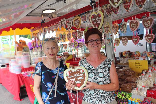 Markt-Kauffrau Eveline (re) hatte für (fast) jeden Anlass das passende Lebkuchenherz | Foto: Edith Ertl