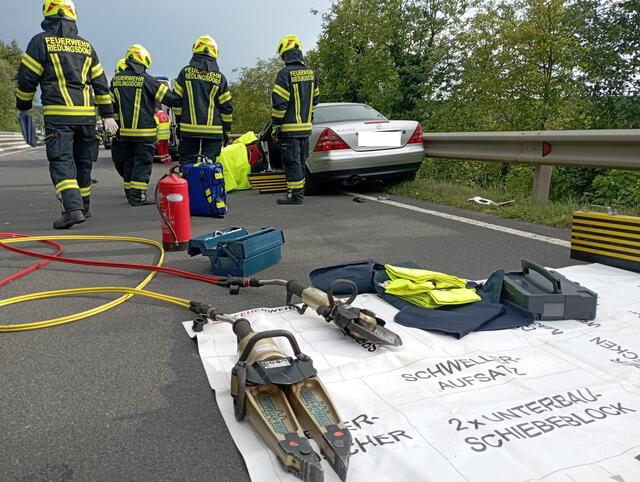 Die Feuerwehr Riedlingsdorf rückte zur Fahrzeugbergung aus und befreite die eingeklemmten Personen. | Foto: Feuerwehr Riedlingsdorf