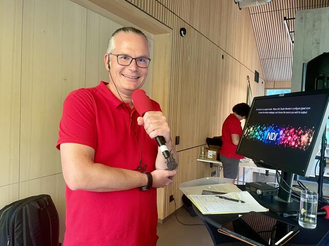 Radio Tirol-Moderator Timo Abel-Benini live am Mikrophon auf Trautson. | Foto: Mair