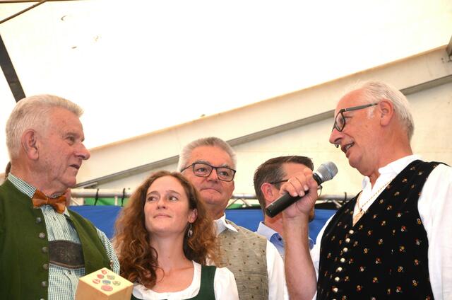 Landtagspräsident Reinhart Rohr (re.) würdigt Günter Sonnleitners Initiative