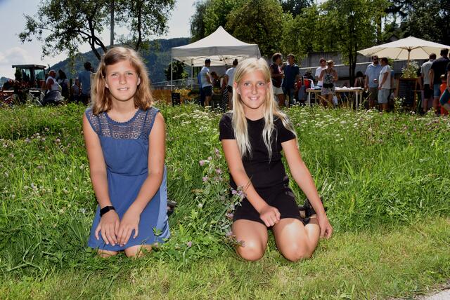 Eröffnung Stadt-Garten Grein (am Greinerbach). Inge und Hedy. 