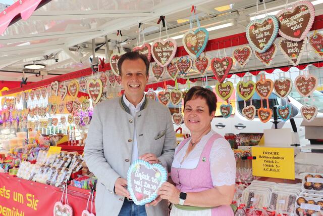 Bgm. Waltraud Walch und LR Karlheinz Kornhäusl vor dem Stand mit Lebkuchenherzen, die traditionell zum Flair des Kirta gehören. | Foto: Edith Ertl