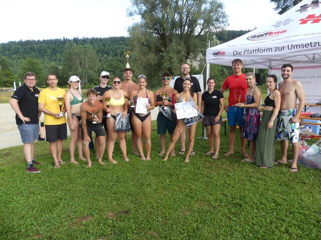 So sehen Sieger:innen aus: Die Gewinner des 2er und 4er Bewerbs beim GEMMA Beachvolleyballturnier