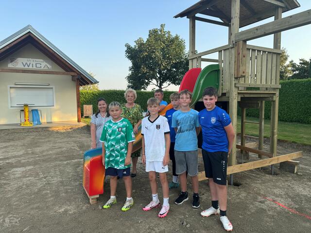 Eine SPÖ-Abordnung besuchte die Baustelle: Adisa Potokovic und LAbg. Verena Dunst mit Sportvereinsobmann René Pflügler (von links). | Foto: Volkshilfe