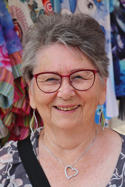 Friederike Jöbstl feierte kürzlich ihren 80. Geburtstag. Die Premstätterin ist eine tragende Säule der Spari's Handarbeitsrunde. Stricken und häkeln halten jung, Beim Kirta hielt sie Ausschau nach einem Met (Honigwein).  | Foto: Edith Ertl