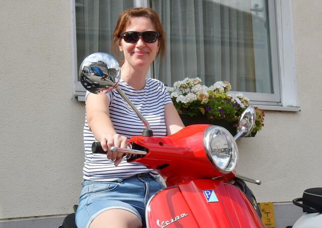 Alexandra hat sich auch in eine Vespa verliebt....