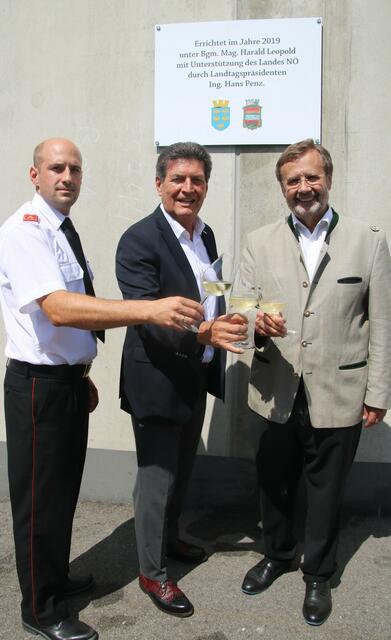 Nach der Enthüllung der Ehrentafel stoßen Feuerwehrkommandant Helmut Mold, Bürgermeister Harald Leopold und Landtagspräsident i.R. Hans Penz mit Langenloiser Wein an.