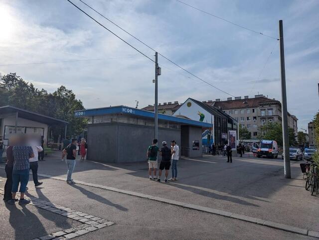 Viele Schaulustige befinden sich vor dem Tatort. | Foto: zVg