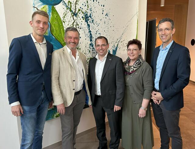 Die erste "flexible Kapitalgesellschaft" im Bezirk Güssing ist die Werbeagentur Easyspeak von Andreas Hanke junior (links) und senior (2 von links). Andreas Wirth, Herta Walits-Guttmann und Andreas Sagmeister (von links) gratulierten im Namen der Wirtschaftskammer. | Foto: Wirtschaftskammer