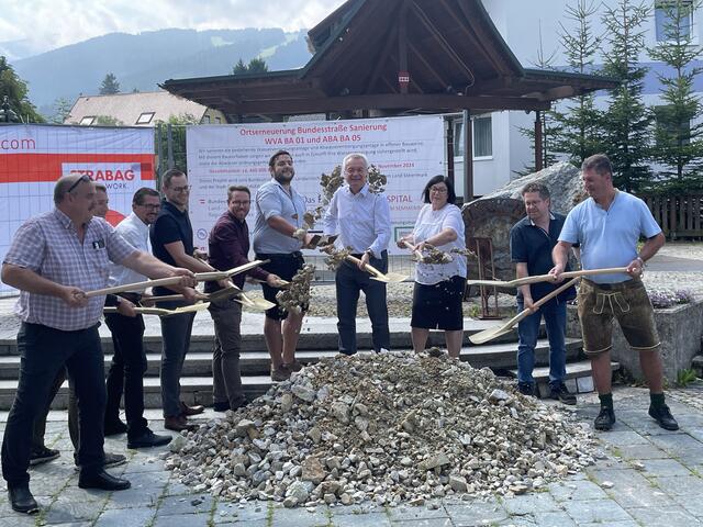 Spatenstich für die neue Ortsdurchfahrt in Spital am Semmering: Vertreterinnen und Vertreter der Gemeinde, der beteiligten Firmen und Landeshauptmann-Stellvertreter Anton Lang.  | Foto: Koidl