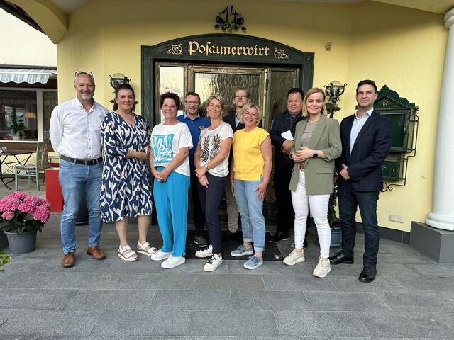 20 Jahre dabei sind Hannes Rola, Gabriele Hofner, Heidi Peschek, Philipp Bretterebner, Birgit Spitt, Maria Rachensperger und Alois Warter. | Foto: Betriebsrat Kardinal Schwarzenberg Klinikum