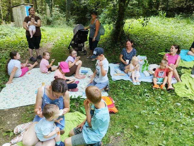 Groß und Klein beim Picknick nach der Lesung | Foto: Gemeinde Rechnitz