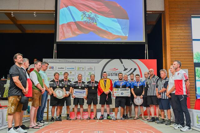 Das siegreiche Team aus Rottendorf (hinten links). Nach dem Titelgewinn wurde nun nach 50 aktiven Jahren der Rücktritt angedeutet. | Foto: BÖE/Herbert Pendl 