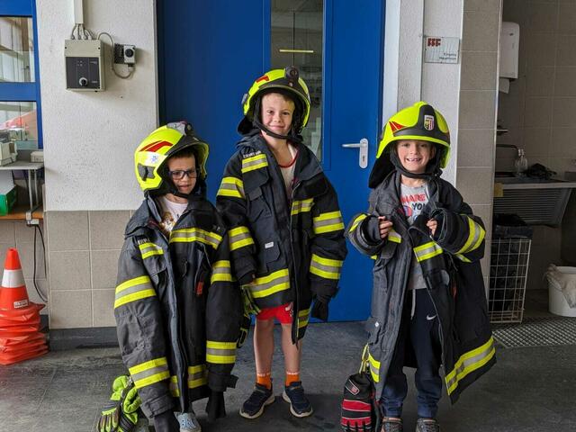 Die Kinder durften die Ausrüstung anprobieren.  | Foto: FF Frankenburg