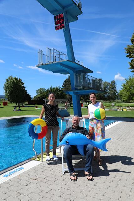 Laden ein, den Sommer im Kremser Freibad zu genießen: Sandra Janowski (Sport- und Freizeitbetriebe der Stadt Krems), Bürgermeister Peter Molnar und Sport-Stadträtin Bernadette Laister (v.l.). | Foto: Stadt Krems