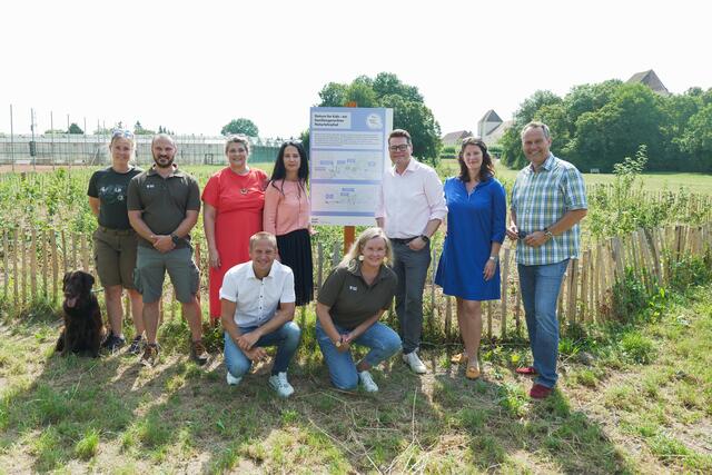 Im Naturpfad setzten Schülerinnen und Schüler im Bezirk einen kleinen Wald. | Foto: Max Spitzauer