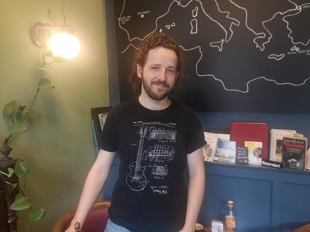 Der Schauspieler beginnt seine Singer-Songwriter-Karriere.