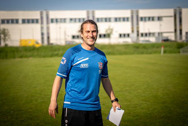 Trainer Stefan Fastlabend erklärt, dass es im Verein mehr als nur um den Sport geht. | Foto: FCJ Alt-Ottakring