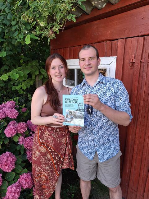 Anna Loher und Philipp Bauer mit ihrem Werk "Kurioses Braunau". | Foto: Marie Höller
