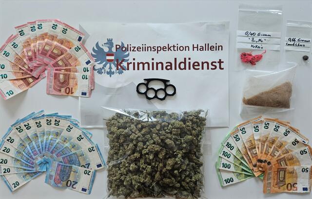 neben zehn erntereife Cannabispflanzen, Aufzuchts- und suchtmitteltypische Gegenstände fanden die Polizisten bei der Hausdurchsuchung mehrere Gramm konsumfertige Cannabisblüten, MDMA, eine verbotene Waffe und mehrere hundert Euro Bargeld. | Foto: Polizei Salzburg