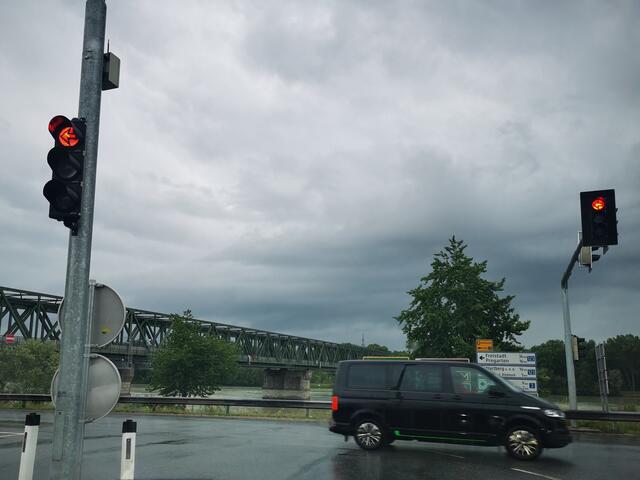 Derzeit stehen die Ampeln für die neue Donaubrücke auf ROT.  | Foto: Ulrike Plank