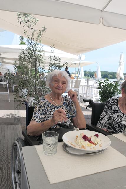 Ingeborg Teimel genießt das Eis. | Foto: Sene Cura Purkersdorf