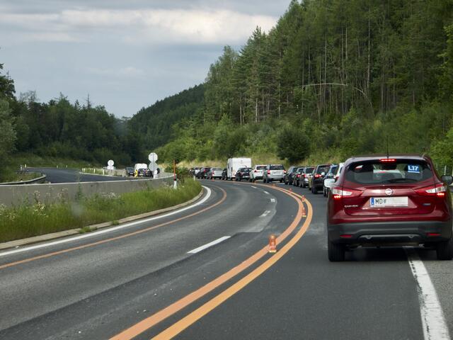 Zäh wie ein Kaugummi: der Verkehrsfluss auf der S6 kurz vor der Abfahrt Gloggnitz. | Foto: Santrucek