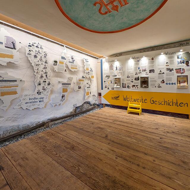 In der Ausstellung werden die erzählten Lebensgeschichten mit vielen Zeichnungen illustriert. | Foto: Ötztaler Museen