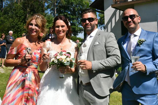 Das Hochzeitspaar Manuela und Christoph Purger mit ihren Beiständen.  | Foto: Gerald Dreisiebner