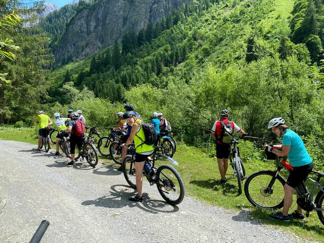 Gemeinsam ging es mit den Rädern zurück zur Alm. | Foto: Karl-Heinz Pohler
