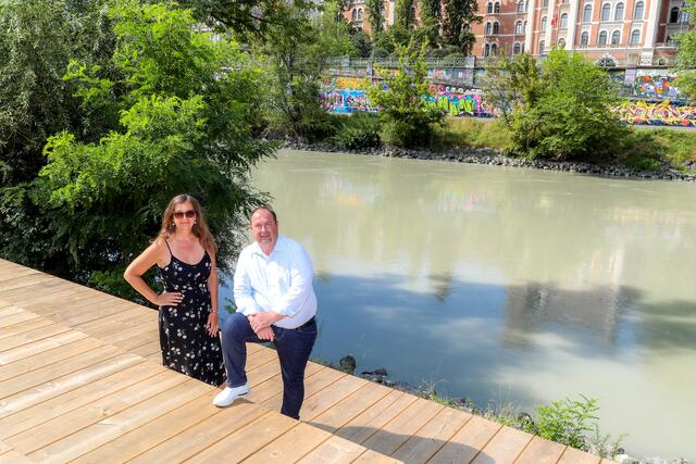 Stadträtin Ulli Sima und der Leopoldstädter Bezirksvorsteher Alexander Nikolai (beide SPÖ) am neuen Sonnendeck am Donaukanal. | Foto: Stadt Wien/Christian Fürthner