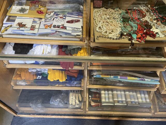 Schmuck ergänzt das Sortiment.  | Foto: Fabian Franz/MeinBezirk