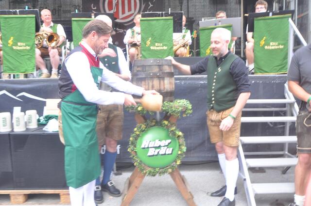 Schon der erste Schlag passte: o'zapft is! | Foto: Kogler